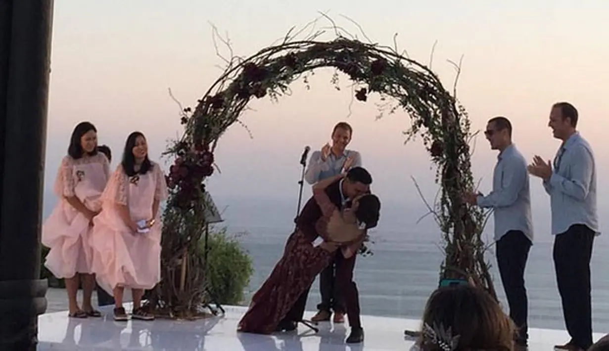 Resepsi pernikahan Hamish Daud dan Raisa di Bali ini menjadi kabar yang mengejutkan lantaran sebelumnya hanya diketahui bahwa keduanya bertandang ke Bali untuk sekedar berbulan madu saja. (Instagram/_yourraisa)