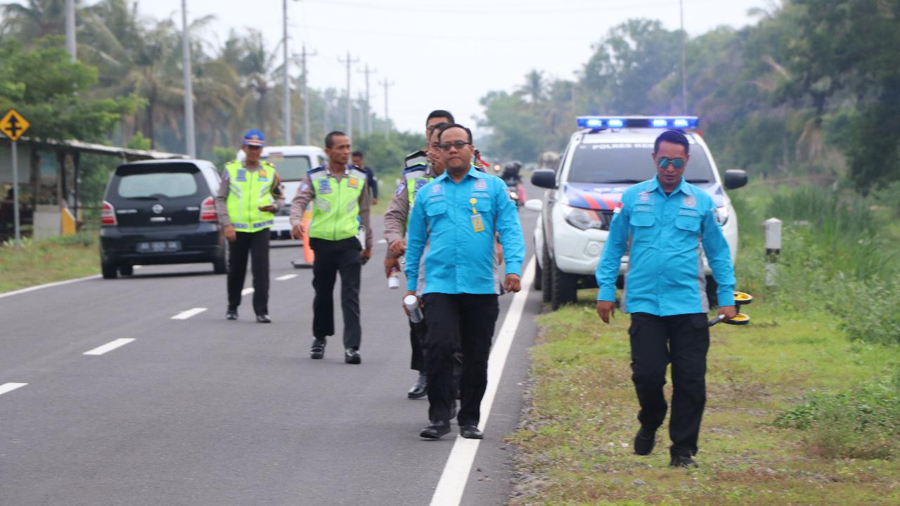 Satuan Lantas Polres Kebumen bersama tim Traffic Accident Analysis (TAA) Ditlantas Polda Jateng mengolah tempat kejadian perkara (TKP), Senin (30/12/2019). (Foto: Liputan6.com/Polres Kebumen/Muhamad Ridlo)