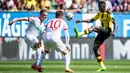 Gelandang Borussia Dortmund, Ousmane Dembele, melepaskan tendangan saat pertandingan melawan Augsburg pada laga Bundes Liga Jerman di Stadion WWK Arena, Jerman, (13/5/2017). (EPA/Chiritian Bruan)