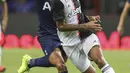 Bek Juventus, Joao Cancelo berusaha menggiring bola dari kawalan pemain Tottenham Hotspur selama pertandingan International Champions Cup (ICC) 2019 di National Stadium, Singapura (21/7/2019). Tottenham menang tipis atas Juventus 3-2. (AP Photo/Danial Hakim)