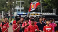 Sejumlah suporter Semen Padang mengibarkan bendera saat memasuki areal Stadion GBK Jakarta, Minggu (24/1/2016). Semen Padang akan melawan Mitra Kukar dalam laga final Piala Jenderal Sudirman. (Liputan6.com/Helmi Fithriansyah)