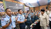 Hadirnya Presiden Prabowo di lokasi acara disambut penuh semangat para Komandan Satuan TNI.
