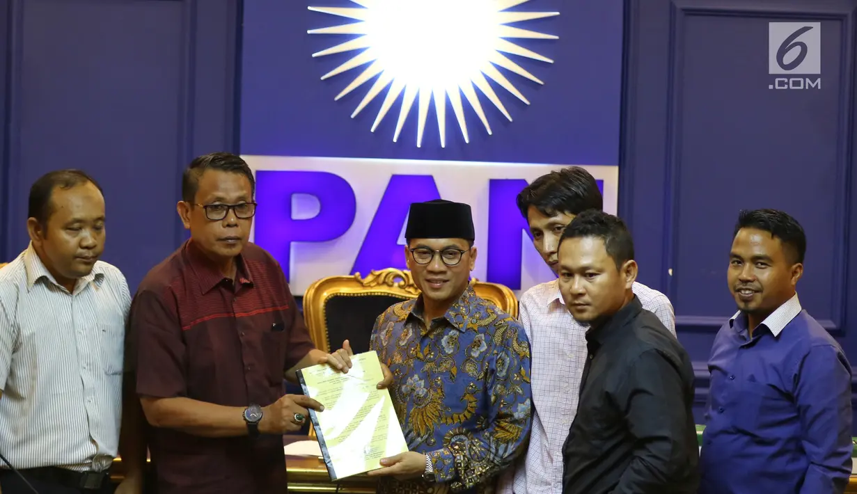 Ketua F-PAN DPR Yandri Susanto (tengah) menerima Gerakan Aliansi Menolak Pertambangan Gunung Gede dan Merdeka Banten di Jakarta, Rabu (20/3). Mereka mengadukan masalah penambangan Gunung Gede dan Gunung Merdeka di Banten. (Liputan6.com/JohanTallo)