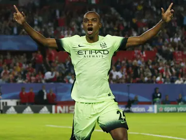 Pemain Manchester City, Fernandinho merayakan gol yang dicetaknya ke gawang Sevilla pada laga Liga Champions di Stadion Sanchez Pizjuan, Spanyol, Selasa (3/11/2015). City berhasil menang 3-1. (Action Images via Reuters/Andrew Boyers)