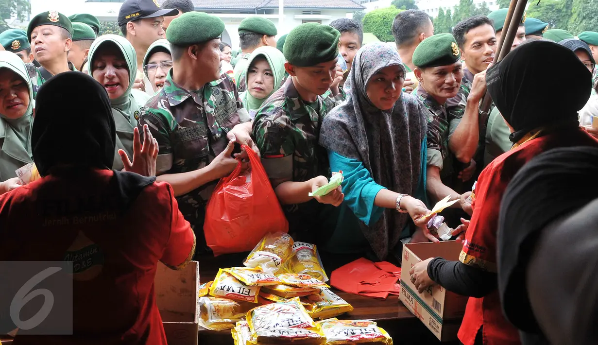 Para prajurit dan PNS menyerbu stand bazar murah dalam rangka menyambut Idul Fitri 1436 H, di Lapangan Kostrad, Jakarta, Selasa (7/7/2015). Bazar ini dikhususkan bagi para prajurit dan PNS di lingkungan Kostrad. (Liputan6.com/Herman Zakharia)