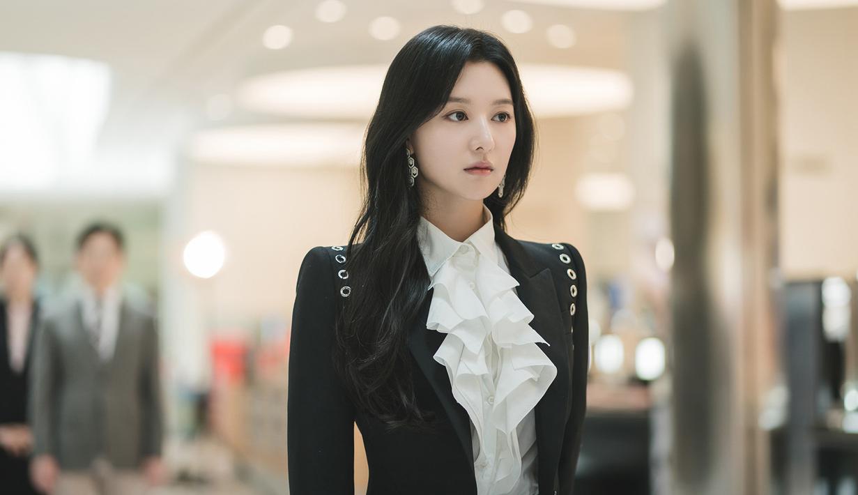 Meskipun Hong Hae In memiliki segalanya mulai dari kekayaan hingga reputasi, ia menghadapi kejadian tak terduga yang mengguncang kehidupannya serta hubungannya dengan suaminya Baek Hyun Woo. (foto: tvN)