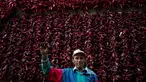 Seorang petani berpose dengan latar belakang jemuran paprika merah di Desa Donja Lakosnica, Serbia, Senin (25/9). Hampir keseluruhan warga di desa yang berjumlah kurang lebih 1300 jiwa ini memproduksi dan menanam paprika. (ANDREJ ISAKOVIC/AFP)