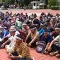 Ratusan petani karet menggelar baca Surat Yaasin bersama di depan kantor Pemkab Muara Enim (Liputan6.com / Nefri Inge)