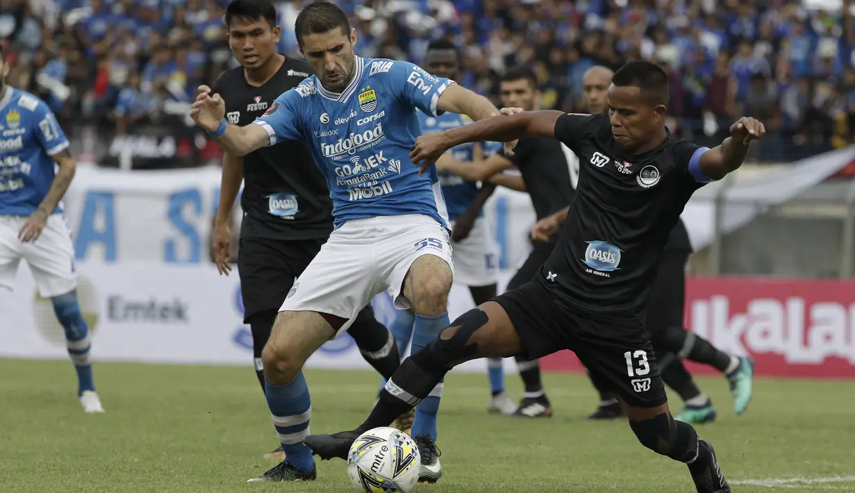 Gelandang Persib Bandung, Srdan Lopicic, berebut bola dengan gelandang TIRA Persikabo, Manahati Lestusen, pada laga Piala Presiden 2019 di Stadion Si Jalak Harupat, Bandung, Sabtu (2/3). Persib kalah 1-2 dari TIRA. (Bola.com/Yoppy Renato)