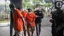 Para tersangka digiring polisi saat rilis kasus upaya penyelundupan narkoba jaringan Malaysia di Gedung Bareskrim Mabes Polri, Jakarta, Selasa (30/3/2021). Polisi menggagalkan upaya penyelundupan narkoba jaringan Malaysia melalui jalur laut di wilayah perairan Indonesia. (Liputan6.com/Faizal Fanani)