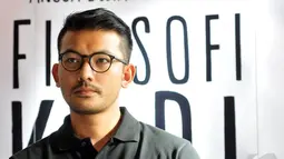 Gaya pakaian kasual dan simpel Rio Dewanto saat hadiri jumpa pers untuk film Filosopi Kopi di Kuningan City, Jakarta, Kamis (8/1/2015). (Liputan6.com/Panji Diksana) 