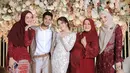 Sedangkan saat resepsi pernikahan, keluarga Yusuf tampak mengenakan kebaya warna merah maroon. Potret bahagia Zaskia dan Shireen di acara resepsi. [Instagram/shireensungkar]