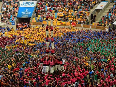 Sebuah tradisi menarik ada di Spanyol yaitu Kompetisi Taragon Castells, Spanyol, Sabtu (1/10). Kompetisi Taragon Castells adalah kompetisi membuat menara manusia. (AFP PHOTO / Lluis Gene)