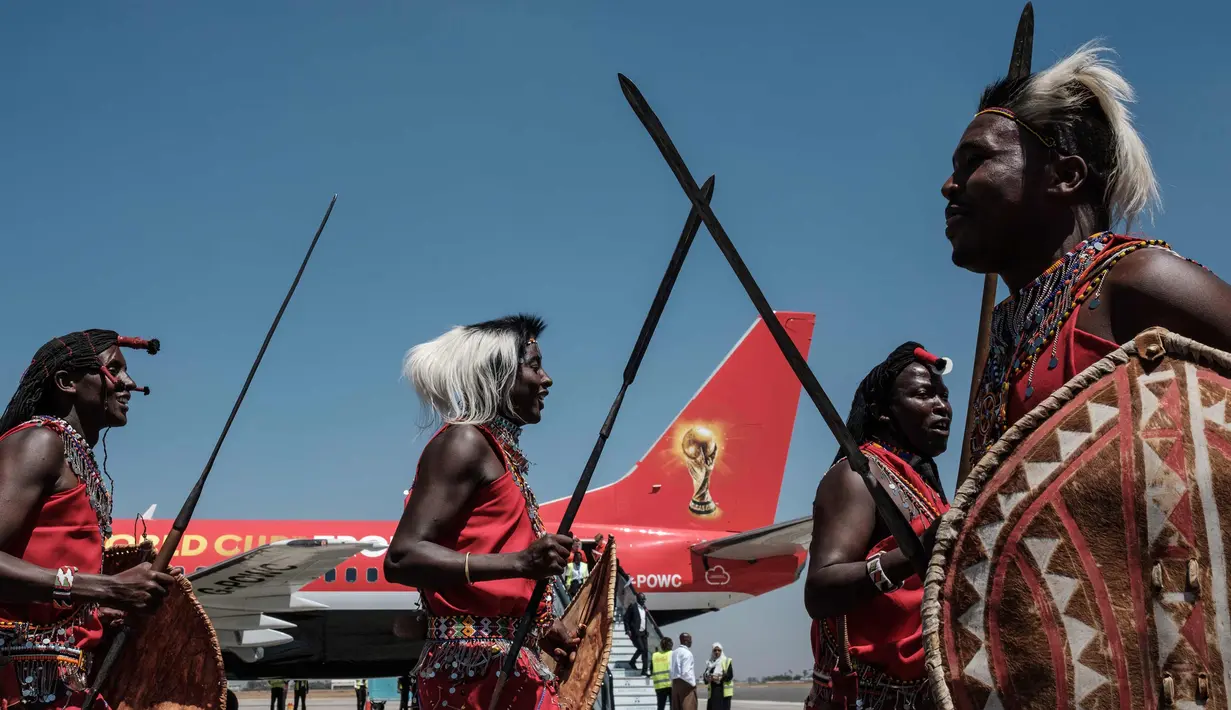 Penari suku Maasai Kenya tampil pada saat kedatangan pesawat khusus yang membawa trofi Piala Dunia FIFA selama Tur Dunia di bandara Internasional Jomo Kenyatta di Nairobi (26/2). (AFP Photo/Yasuyoshi Chiba)