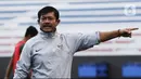 Pelatih Timnas Indonesia U-22, Indra Sjafri, memberikan instruksi saat latihan di Stadion Rizal Memorial, Manila, Senin (25/11/2019). Latihan ini persiapan jelang laga SEA Games 2019 melawan Thailand. (Bola.com/M Iqbal Ichsan)