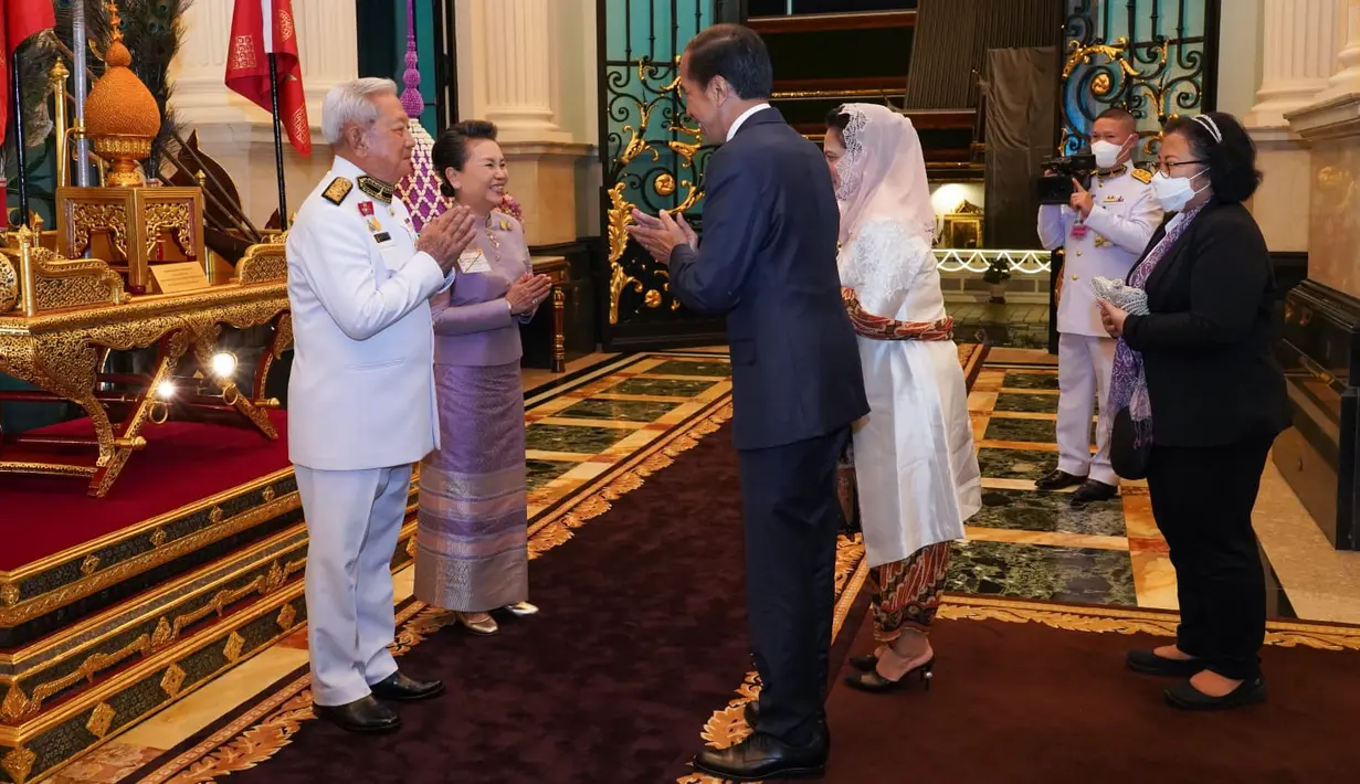 Presiden Joko Widodo dan Iriana Jokowi disambut oleh Presiden Privy Council General Surayud Chulanont beserta istri di Chakri Maha Prasat Throne Hall, Bangkok, Jumat (18/11/2022). Tampak hadir pula Putri Sirivannavari Nariratana Rajakanya dalam upacara penyambutan tersebut. (Foto: Bureau of the Royal Household, Kingdom of Thailand)