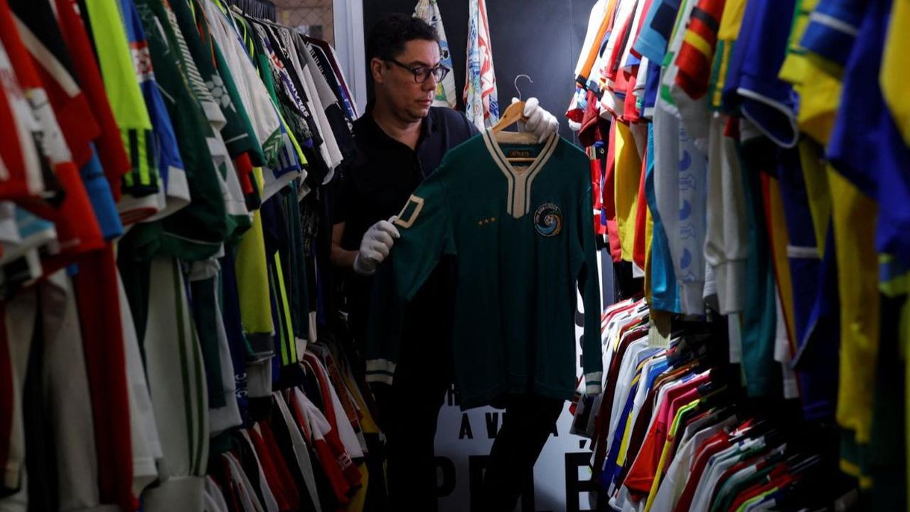 Cassio Brandao asal Brasil menunjukkan salah satu koleksinya pada sebuah ruangan dengan rak-rak yang dipenuhi jersey sepak bola di Sao Paulo, Brasil, pada 24 Juni 2024. Pada April 2024 lalu, Brandao memecahkan rekor dunia Guinness World Records sebagai pe