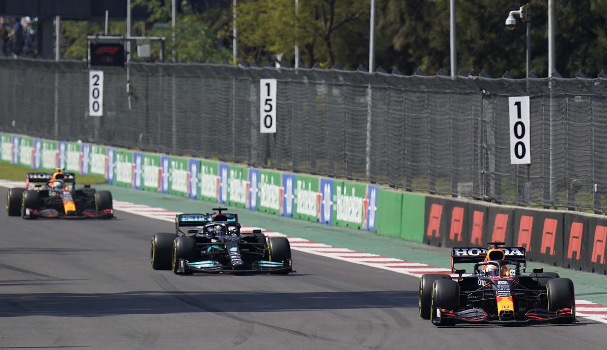 Ketika balapan kembali dimulai, Max Verstappen mengambil alih posisi terdepan, diikuti Lewis Hamilton dan pembalap tuan rumah Sergio Perez. (AP Photo/Eduardo Verdugo)