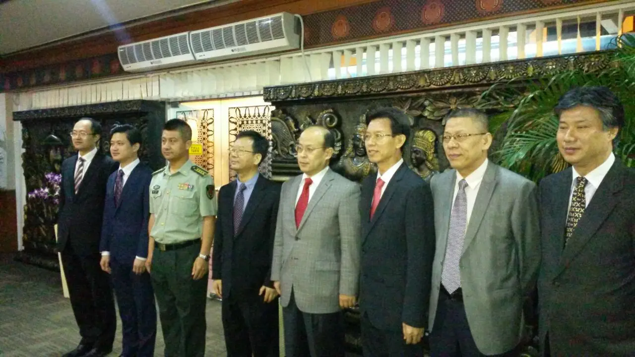 Duta Besar China Terpilih untuk Indonesia, Xiao Qian (keempat dari kanan) bersama dengan korps diplomatik dan atase Kedutaan China di Indonesia di Bandara Internasional Soekarno-Hatta (29/12/2017) (Rizki Akbar Hasan/Liputan6.com)