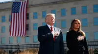 Presiden AS Donald Trump dan Ibu Negara, Melania Trump mengheningkan cipta untuk korban serangan 11 September 2001 dalam acara peringatan di Pentagon, Senin (11/9). Trump untuk pertama kalinya sebagai Presiden memimpin peringatan 9/11. (AP/Evan Vucci)