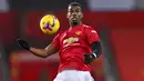 Gelandang Manchester United, Paul Pogba, mengontrol bola saat melawan Sheffield United pada laga Liga Inggris di Stadion Old Trafford,  Kamis (28/1/2021). MU takluk dengan  skor 1-2. (AP/Laurence Griffiths,Pool)