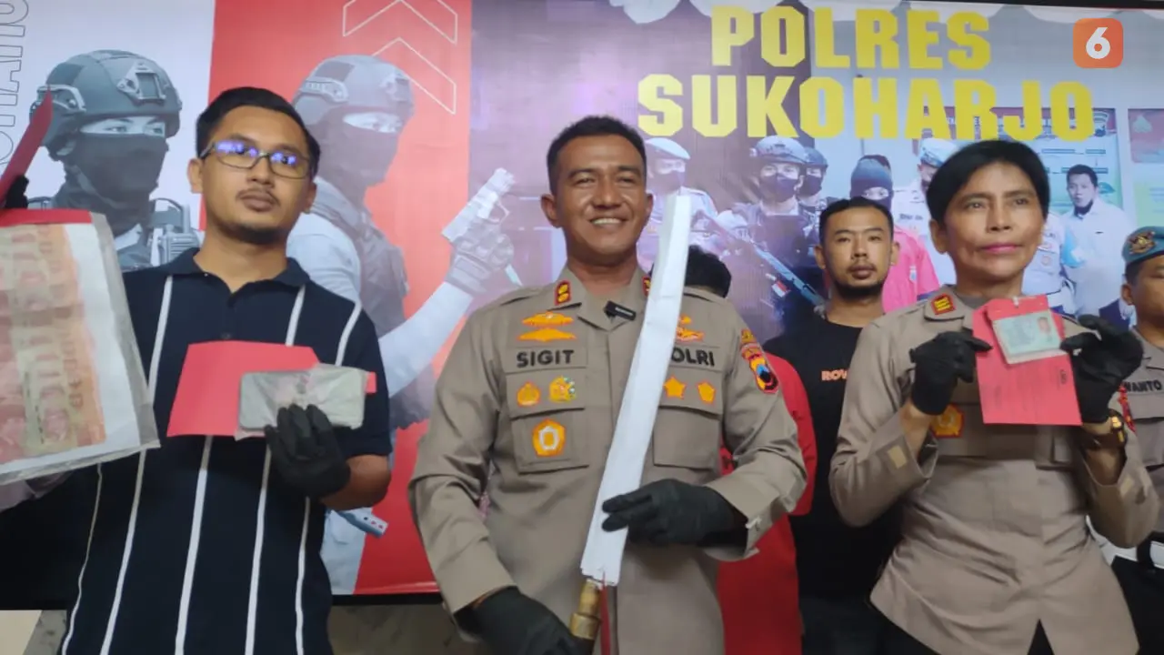 Kapolres Sukoharjo Memegang Barang Bukti Parang yang Digunakan Pelaku Mengancam Korban Akibat Cemburu Cinta Segitiga