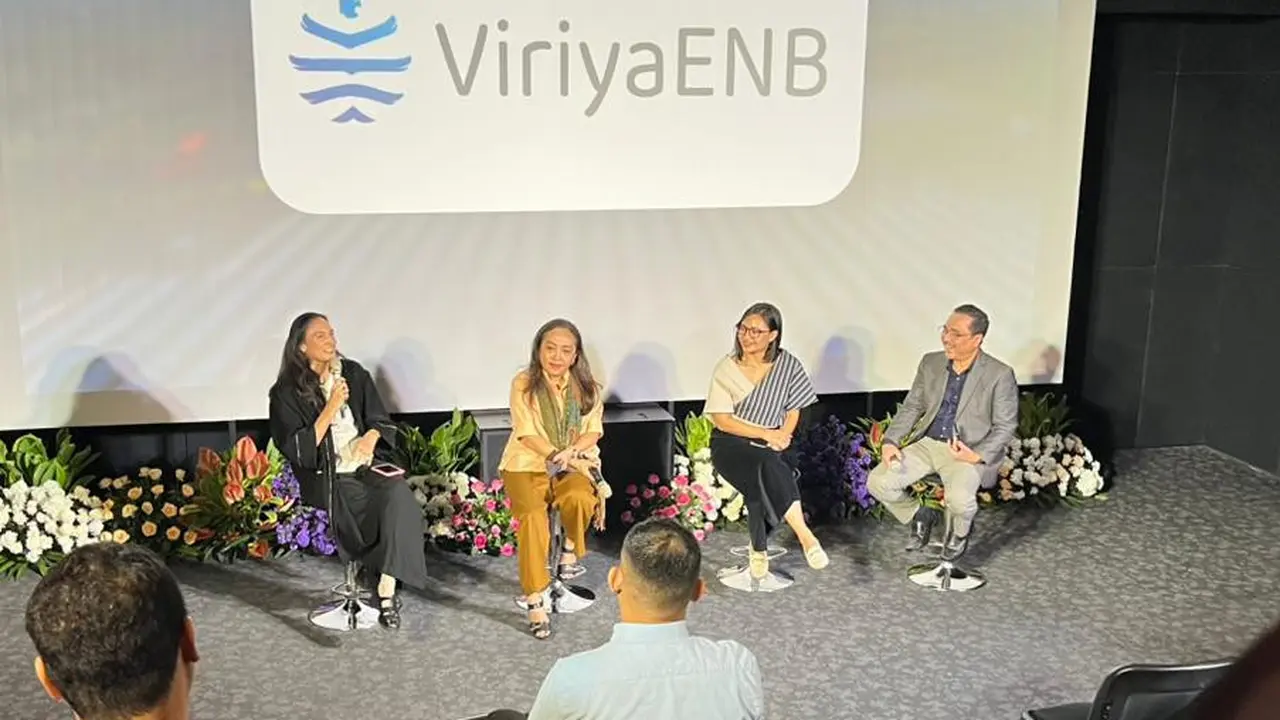 Nadine Chandrawinata, memegang mic dalam acara peluncuran film dokumenter "Energi Untuk Negeri" yang diselenggarakan di kawasan Jakarta, (1/9/2026). (Liputan6.com/Afradhiya N.R)