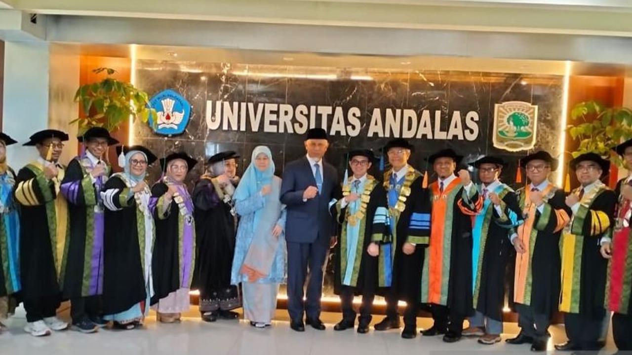 Rektor Unand Ingatkan Lulusan Tetap Kritis di Era AI dan Digitalisasi