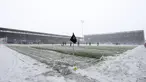 Salju dibersihkan dari lapangan sebelum pertandingan Liga Inggris antara Burnley dan Tottenham Hotspur di Turf Moor, Inggris, Minggu (28/11/2021). Laga Liga Inggris pekan ke-13 antara Burnley vs Tottenham ditunda. Pertandingan tersebut ditunda karena hujan salju lebat. (Bradley Collyer/PA via AP)