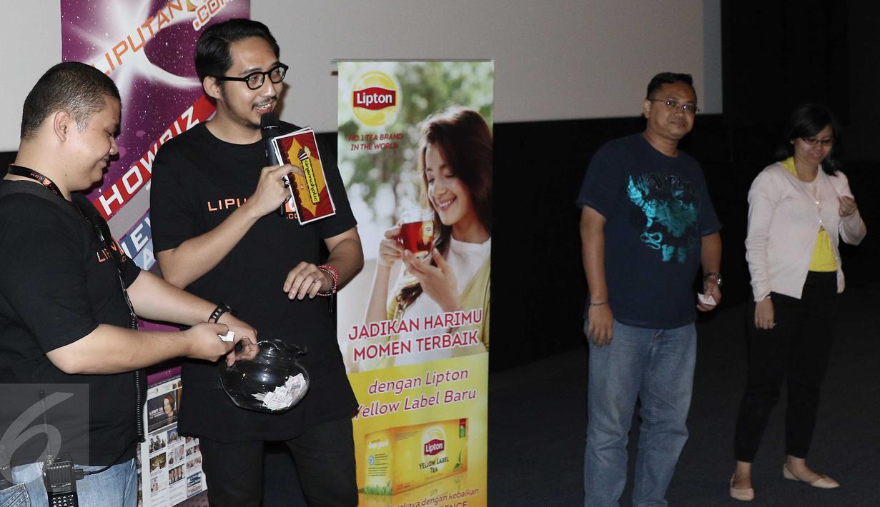 Panitia mengadakan door prize usai acara nobar di Blitz Megaplek, Jakarta, Sabtu (9/1/2016). Cinemaholic dan Lipton menggelar nonton bareng film Alvin and the Chipmunk. (Liputan6.com/Angga Yuniar)