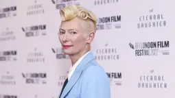 Tilda Swinton berpose untuk para fotografer setibanya di pemutaran perdana film 'The Eternal Daughter' dalam Festival Film London BFI 2022 di London, Kamis, 6 Oktober 2022. Aktris terkenal 61 tahun itu memukau dengan tatanan rambut rockabilly platinum. (Photo by Vianney Le Caer/Invision/AP)