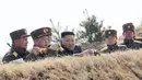 Pemimpin Korea Utara Kim Jong-un mengawasi kompetisi penembakan artileri di Korea Utara, Jumat (20/3/2020). Korea Selatan menilai tindakan Korea Utara menembakkan rudal ketika dunia menghadapi pandemi virus corona COVID-19 sangat tidak pantas. (Korean Central News Agency/Korea News Service via AP)