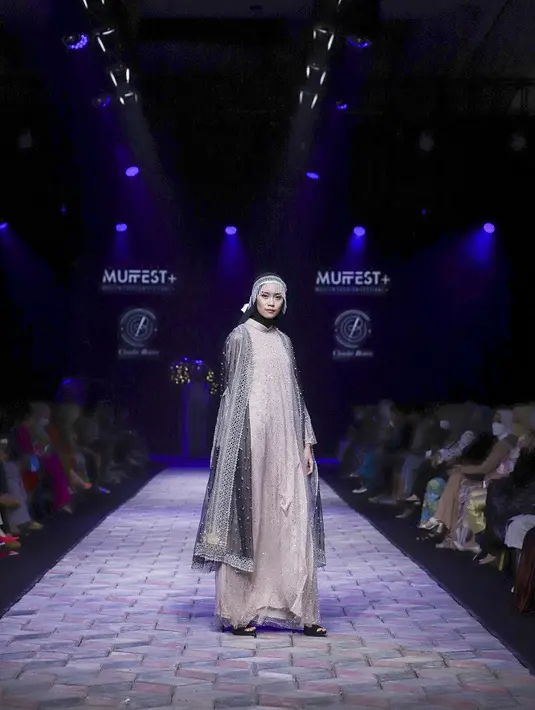<p>Gamis sequined yang dipadukan dengan outerwear tulle dan aksen Swarovski dari koleksi Charlie Bravo ini memberikan kesan mewah dan elegan. (Dok/MUFFEST 2022).</p>