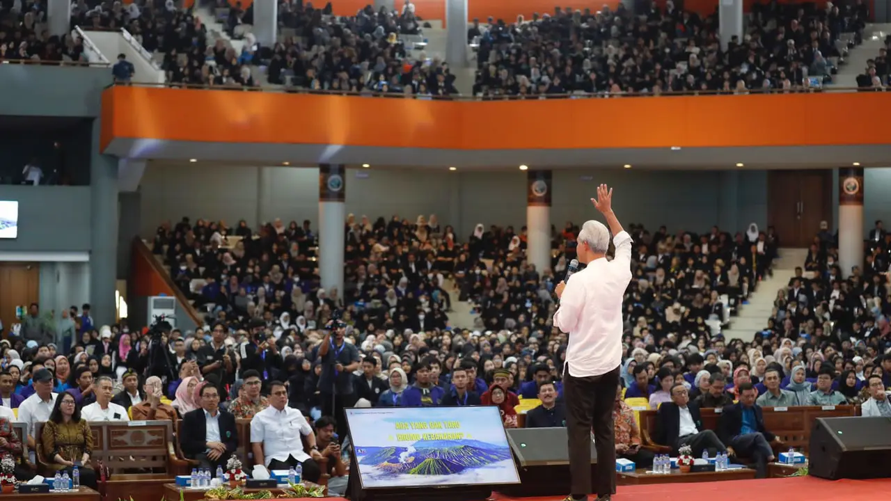 Bakal Calon Presiden (Bacapres) Ganjar Pranowo mengisi kuliah kebangsaan ‘Kreativitas dan Produktvitas Generasi Muda Untuk Indonesia Emas 2045’ di Universitas Negeri Malang (UNM), Malang, Jawa Timur (Jatim), Senin (16/10/2023) (Istimewa)