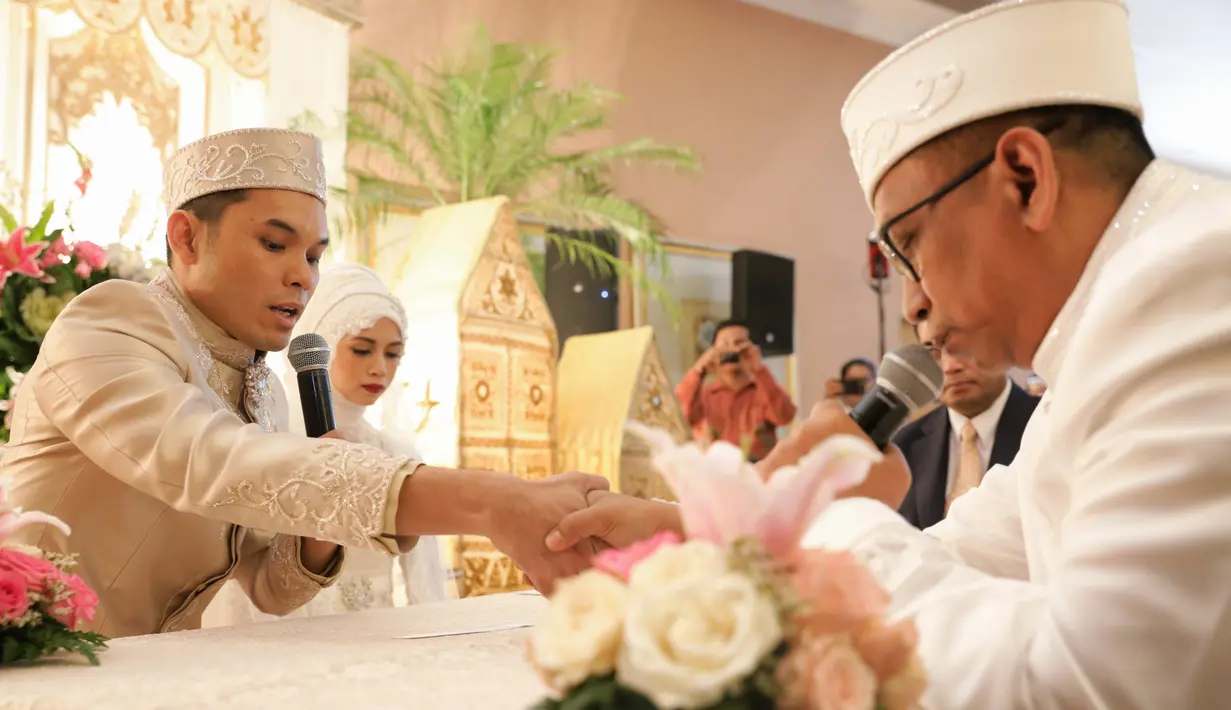 Mantan suami Marshanda itu resmi melaksanakan akad nikah dan resepsi pernikahan di Ballroom The Ritz Carlton, Jakarta Selatan, Sabtu (30/7/2016). (Adrian Putra/Bintang.com)