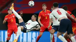 Striker Inggris, Danny Ings, berusaha mencetak gol ke gawang Wales pada laga persahabatan di Stadion Wembley, Jumat (9/10/2020) dini hari WIB. Inggris menang 3-0 atas Wales. (AFP/Nick Potts/pool)