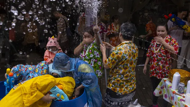 Perang Air Songkran Kembali ke Jalanan Hong Kong