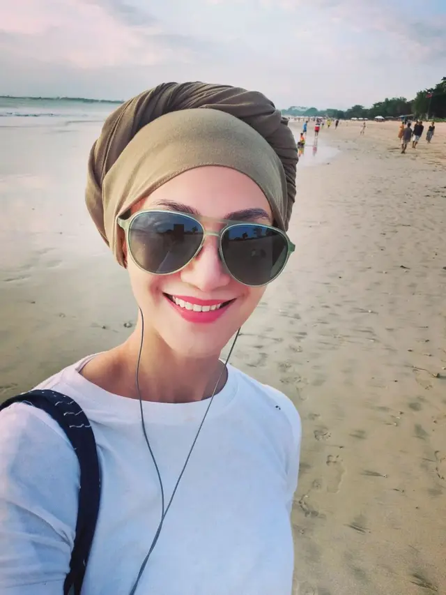 Perlihatan Leher, Ini 6 Potret Gaya Hijab Wanda Hamidah yang Jadi Sorotan