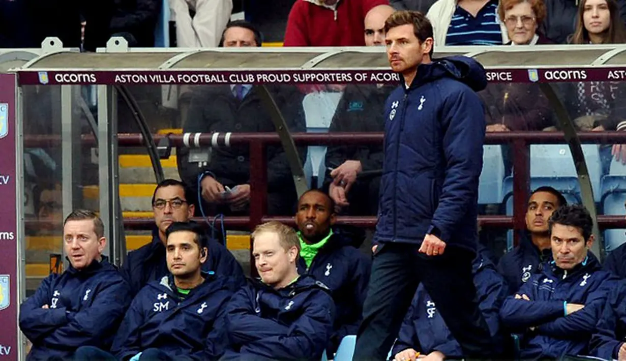Andre Villas-Boas berdiri memperhatikan pada pertandingan Liga Premier Inggris antara Aston Villa vs Tottenham Hotspur di Villa Park, Birmingham (20/10/2013). (AFP/Paul Ellis).