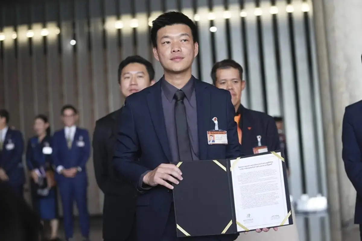 Pemimpin Partai Rakyat Natthaphong Ruengpanyawut memperlihatkan MoU yang telah ditandatangani antara partainya dan Partai Bhumjaithai di Parlemen, Bangkok, Thailand, Rabu (3/9/2025).