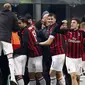 Para pemain AC Milan merayakan gol yang dicetak Gonzalo Higuain ke gawang SPAL pada laga Serie A di Stadion San Siro, Milan, Sabtu (29/12). Milan menang 2-1 atas SPAL. (AP/Antonio Calanni)