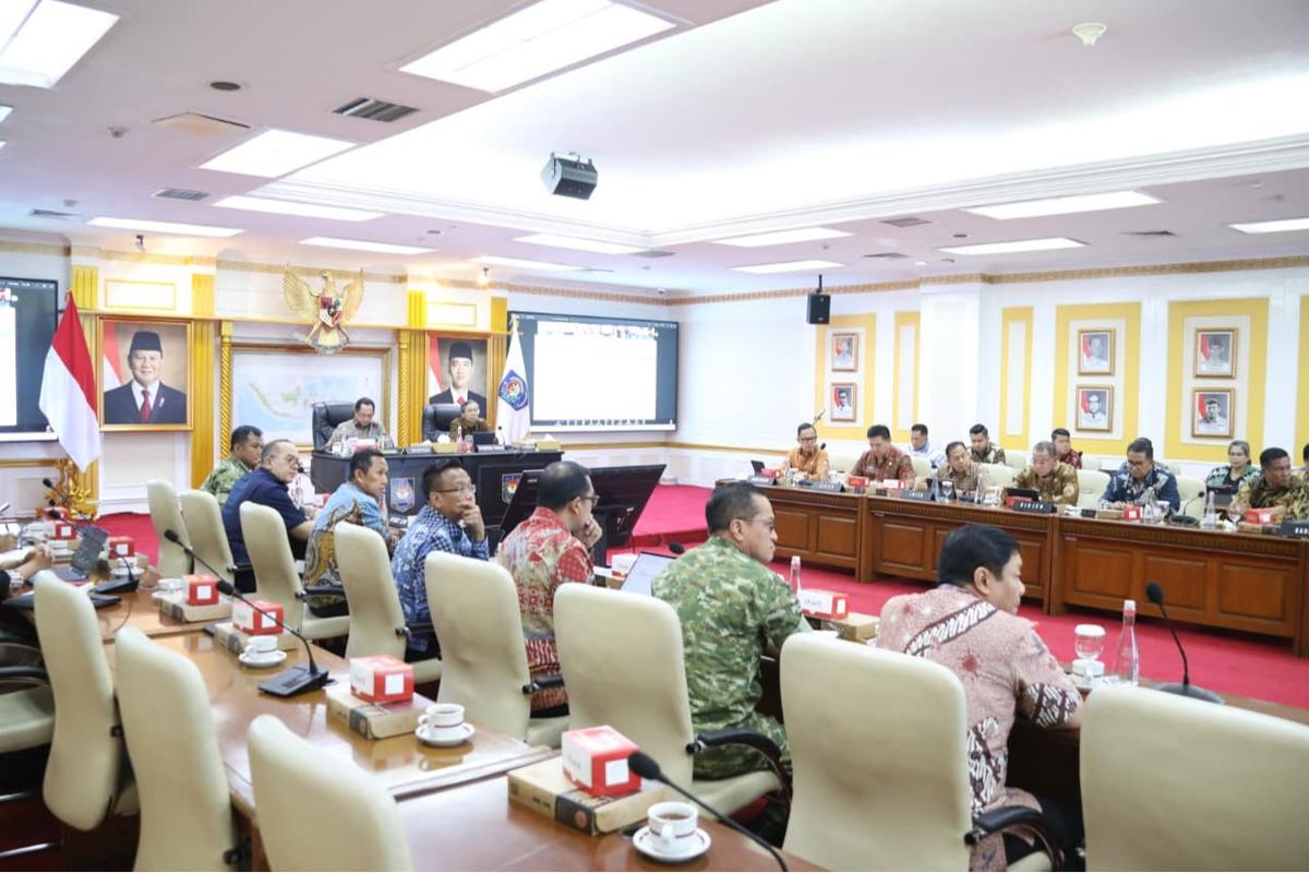 Mendagri Tito Karnavian Memimpin Rapat Koordinasi Percepatan Pendataan Lahan untuk Pembangunan Fisik Gerai, Pergudangan, dan Kelengkapan Kopdeskel Merah Putih
