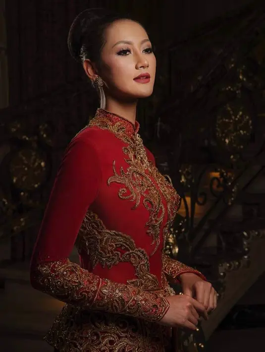 Wanita asal Surabaya ini bukan sosok yang baru lagi di dunia model. Berbagai prestasi telah ia raih, Ayu sempat mengikuti kontes modeling Asia Model Festival pada 2019 silam. Kala itu ia mendapatkan gelar Face of Asia, gelar tertinggi dalam ajang tersebut. (Liputan6.com/IG/@ayumaulida97)