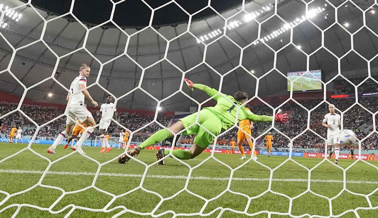 Lima menit kemudian justru Belanda yang berhasil mencetak gol melalui Memphis Depay. Striker milik Barcelona tersebut berhasil memanfaatkan umpan silang mendatar Denzel Dumfries melalui skema serangan balik cepat. (AP/Martin Meissner)