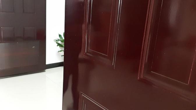 Pintu kamar asrama di 'Pusat pelatihan vokasional Hotan' di Hotan County, Prefektur Hotan, Xinjiang (Rizki Akbar Hasan / Liputan6.com)