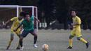 Gelandang Timnas Indonesia U-16, Brylian Aldama, berusaha melewati pemain Kabomania U-17 pada laga uji coba di Stadion Atang Sutresna, Jakarta Timur, Jumat (8/9/2017). Timnas U-16 menang 6-1 atas Kabomania U-17. (Bola.com/Vitalis Yogi Trisna)