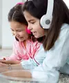 Di tengah derasnya arus informasi dan distraksi digital, membangun komunikasi yang hangat dengan anak menjadi tantangan tersendiri bagi orangtua. Notifikasi ponsel, pekerjaan yang tak ada habisnya, hingga rutinitas harian sering kali membuat percakapan dengan anak hanya sebatas formalitas. (foto/dok: freepik/nensuria)