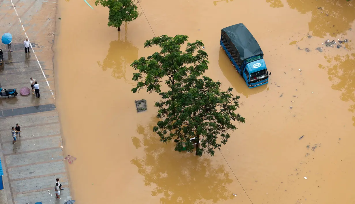 Suasana banjir di Kota Jiujiang, , Provinsi Jiangxi , Cina , (19/2). Banjir yang tinggi menyendat lalu lintas Kota Jiujiang. (REUTERS/ China Daily)