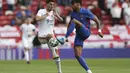 Bek Timnas Inggris, Tyrone Mings berebut bola dengan penyerang Timnas Rumania, Andrei Ivan pada laga pemanasan jelang Piala Eropa 2020 di Riverside Stadium, Minggu (6/6/2021). Bertanding menghadapi Rumania, Inggris menang tipis 1-0. (AP Photo/Scott Heppell, Pool)