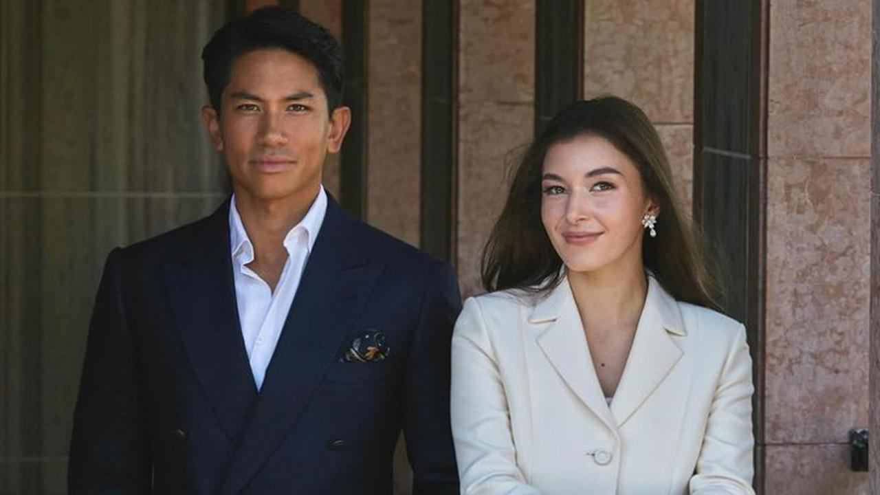 Pangeran Mateen dan calon istrinya Dayang Anisha Rosnah Adam mengucapkan pesan selamat tahun baru 2024 dalam unggahan di Instagram (@tmski).